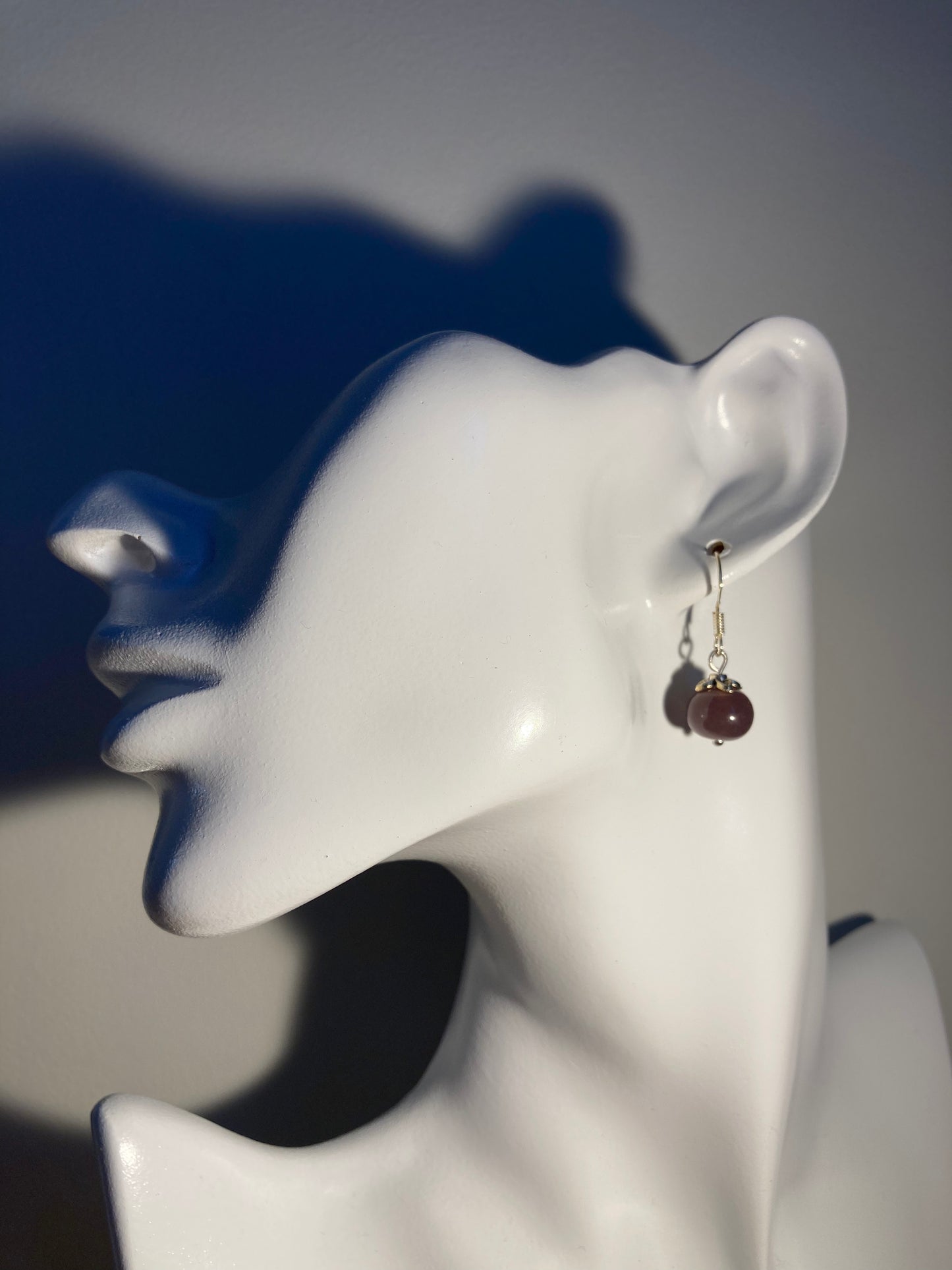 Boucles d'oreilles prune en perle de verre