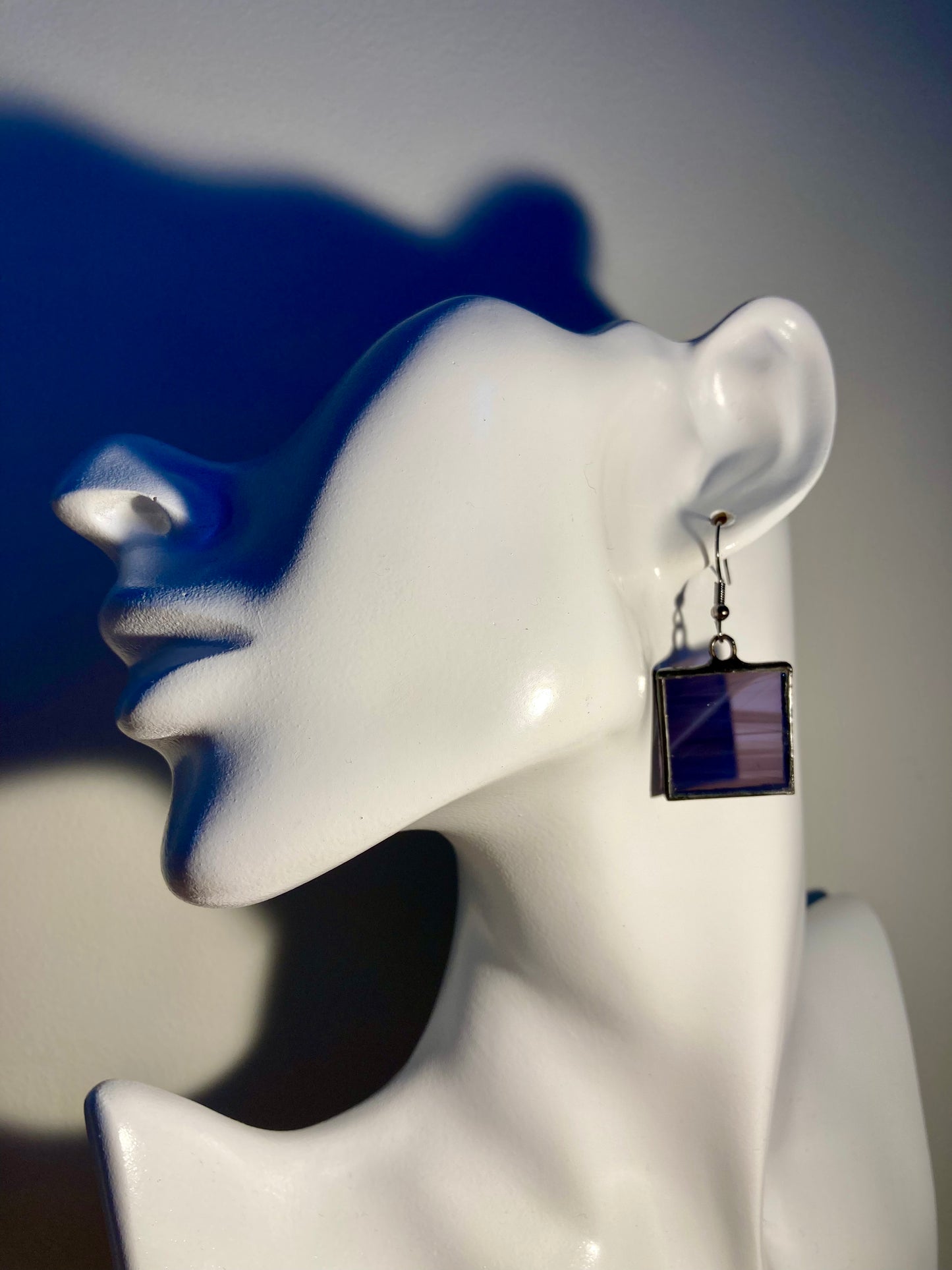 Boucles d'oreilles carrées violettes en verre