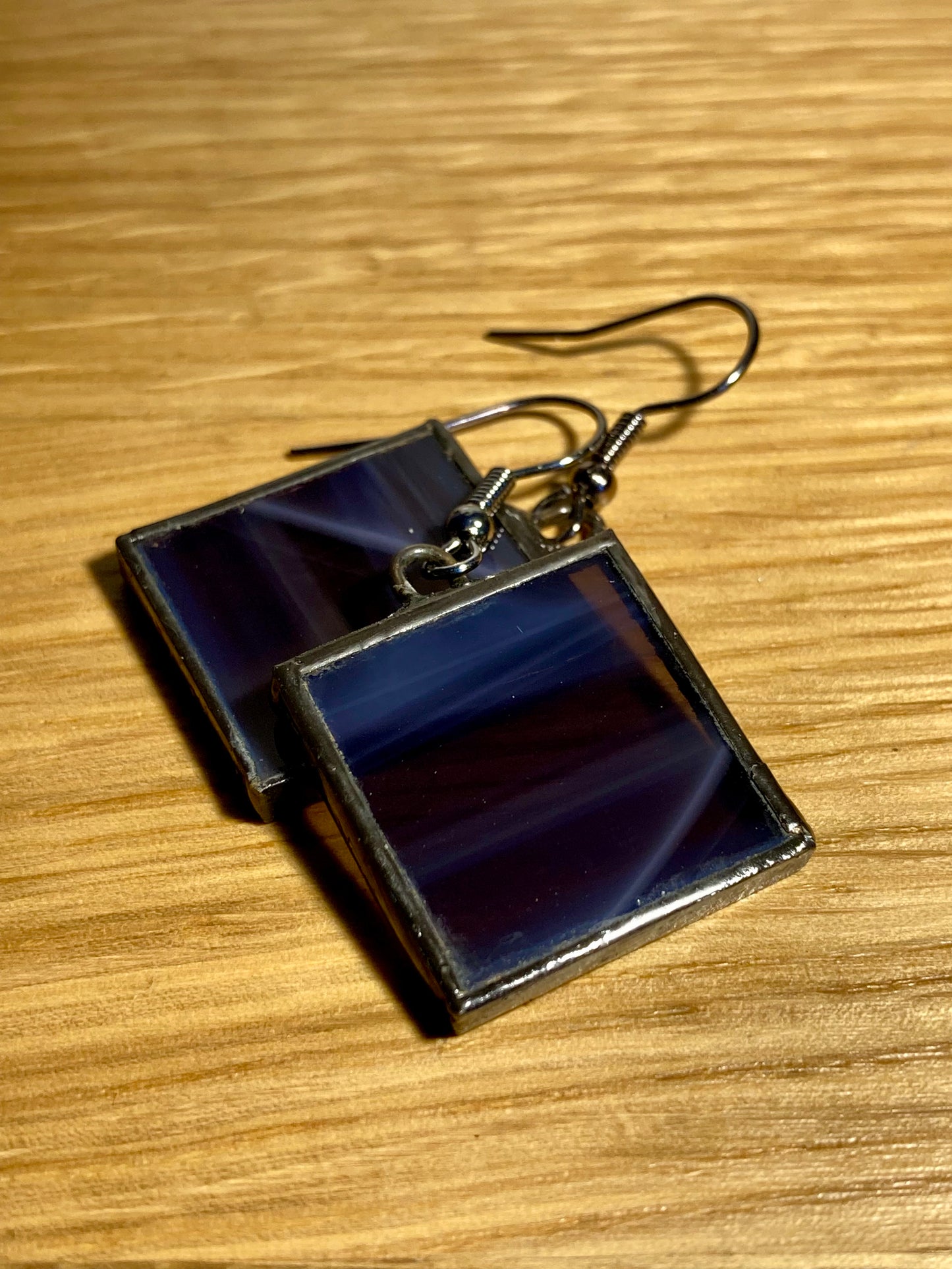 Boucles d'oreilles carrées violettes en verre