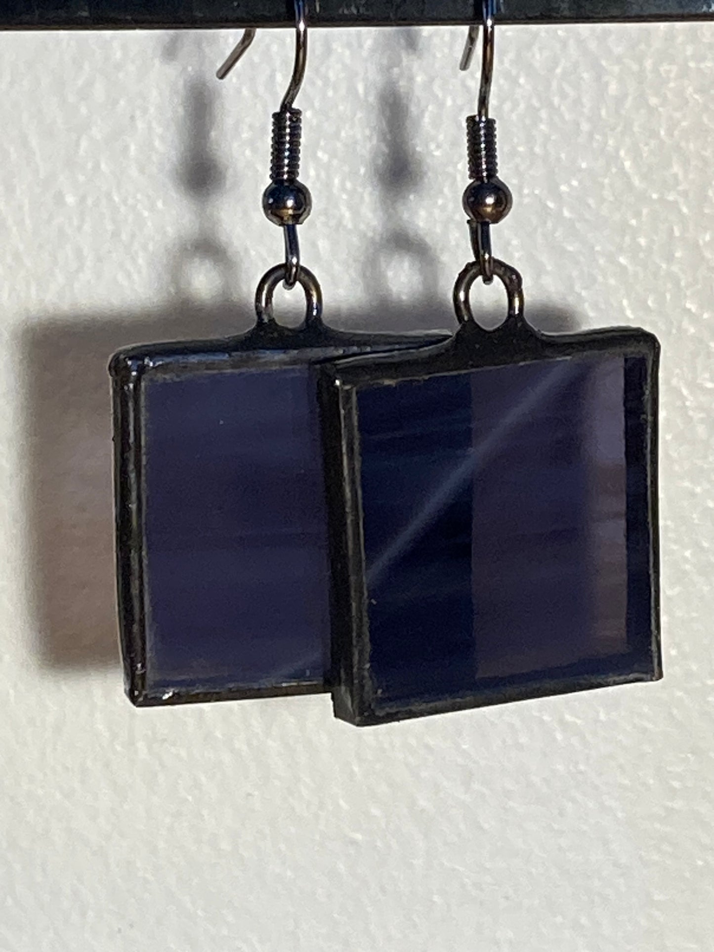 Boucles d'oreilles carrées violettes en verre