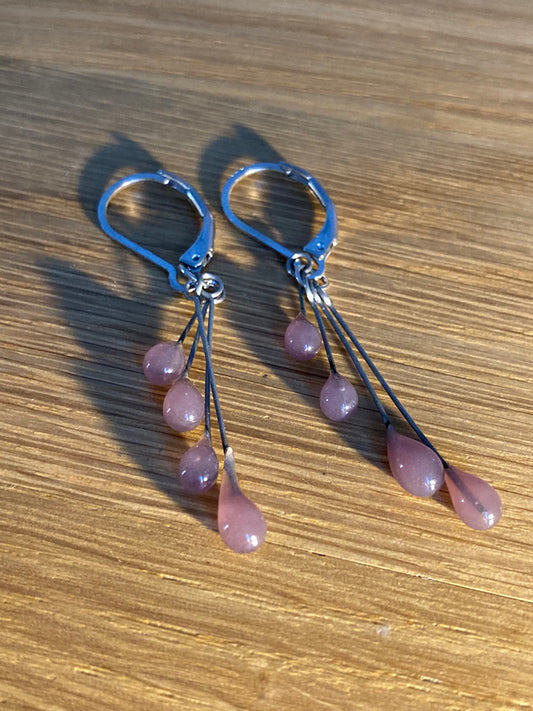 Boucles d'oreilles gouttes de verre rose-violet