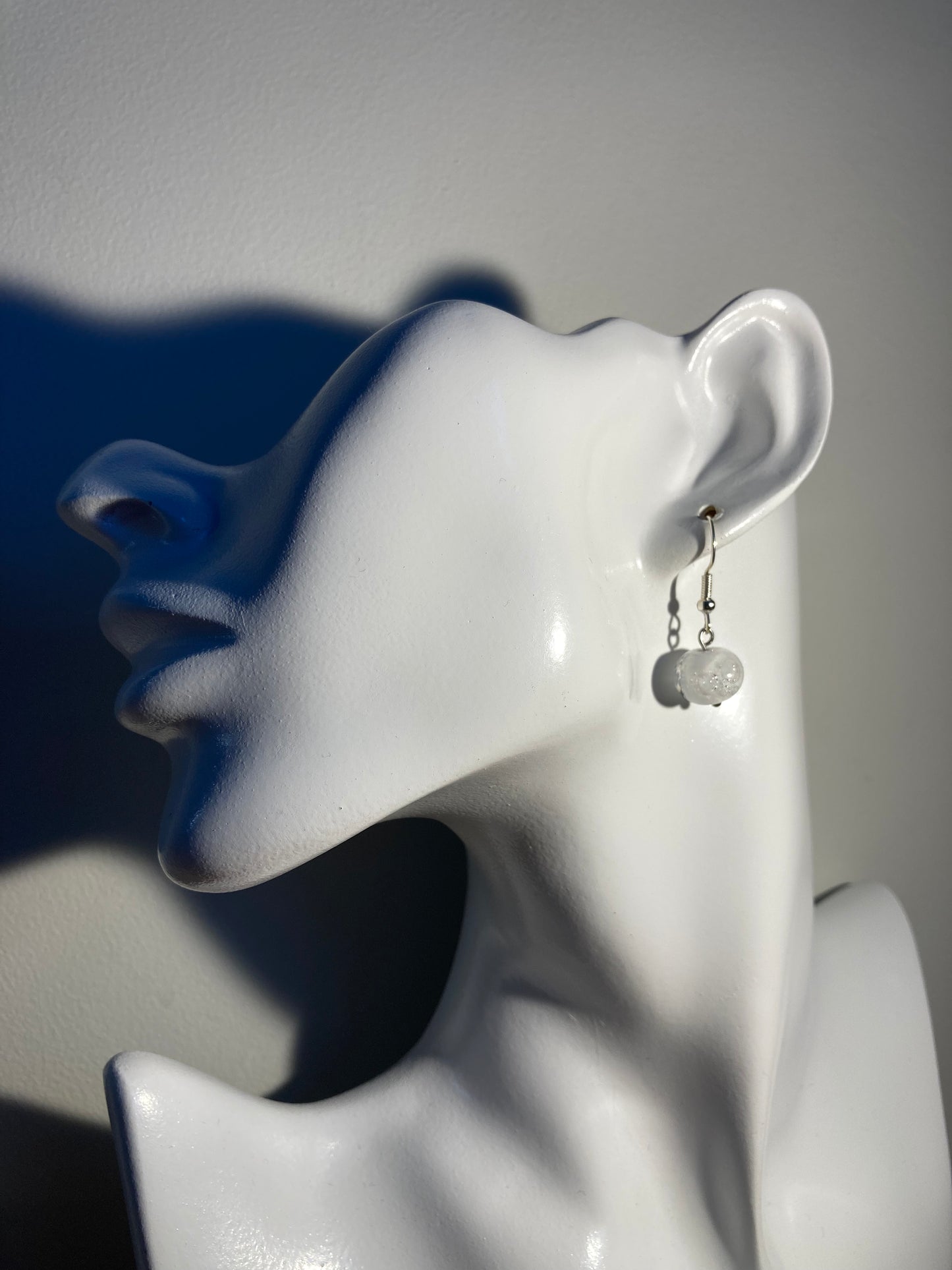 Boucles d'oreilles blanches en  perles de verre avec bulles