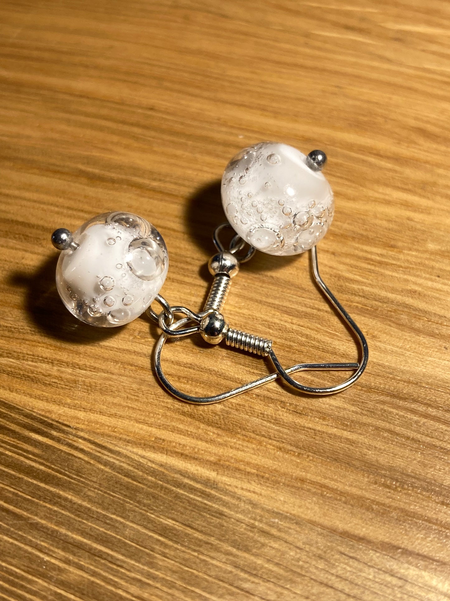 Boucles d'oreilles blanches en  perles de verre avec bulles