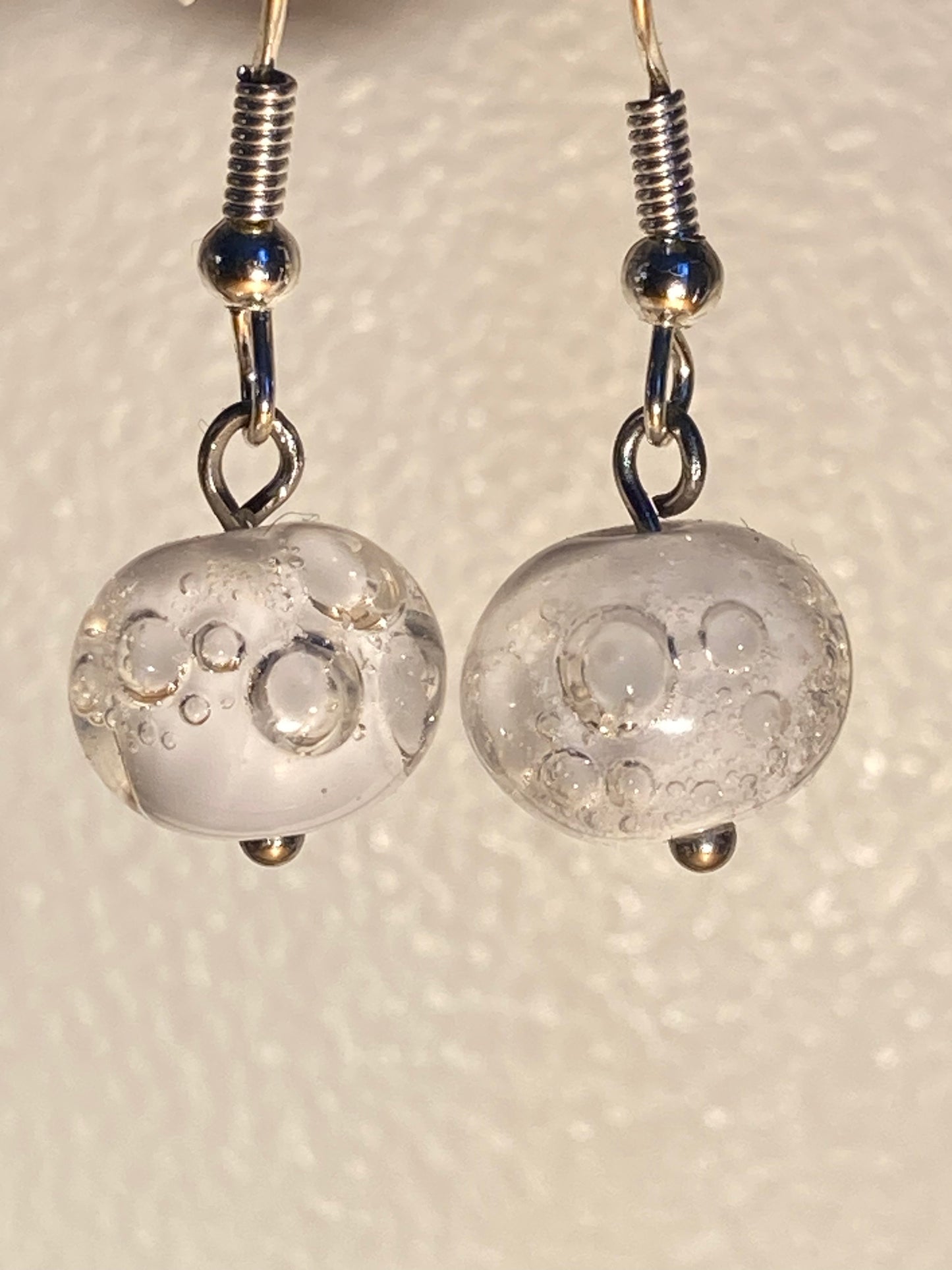 Boucles d'oreilles blanches en  perles de verre avec bulles