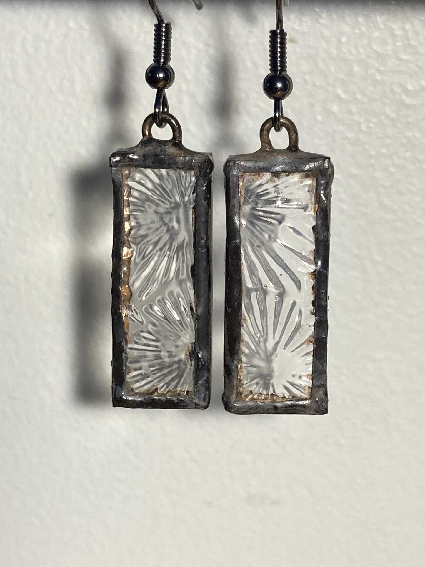 Boucles d'oreilles rectangulaires en verre texturé