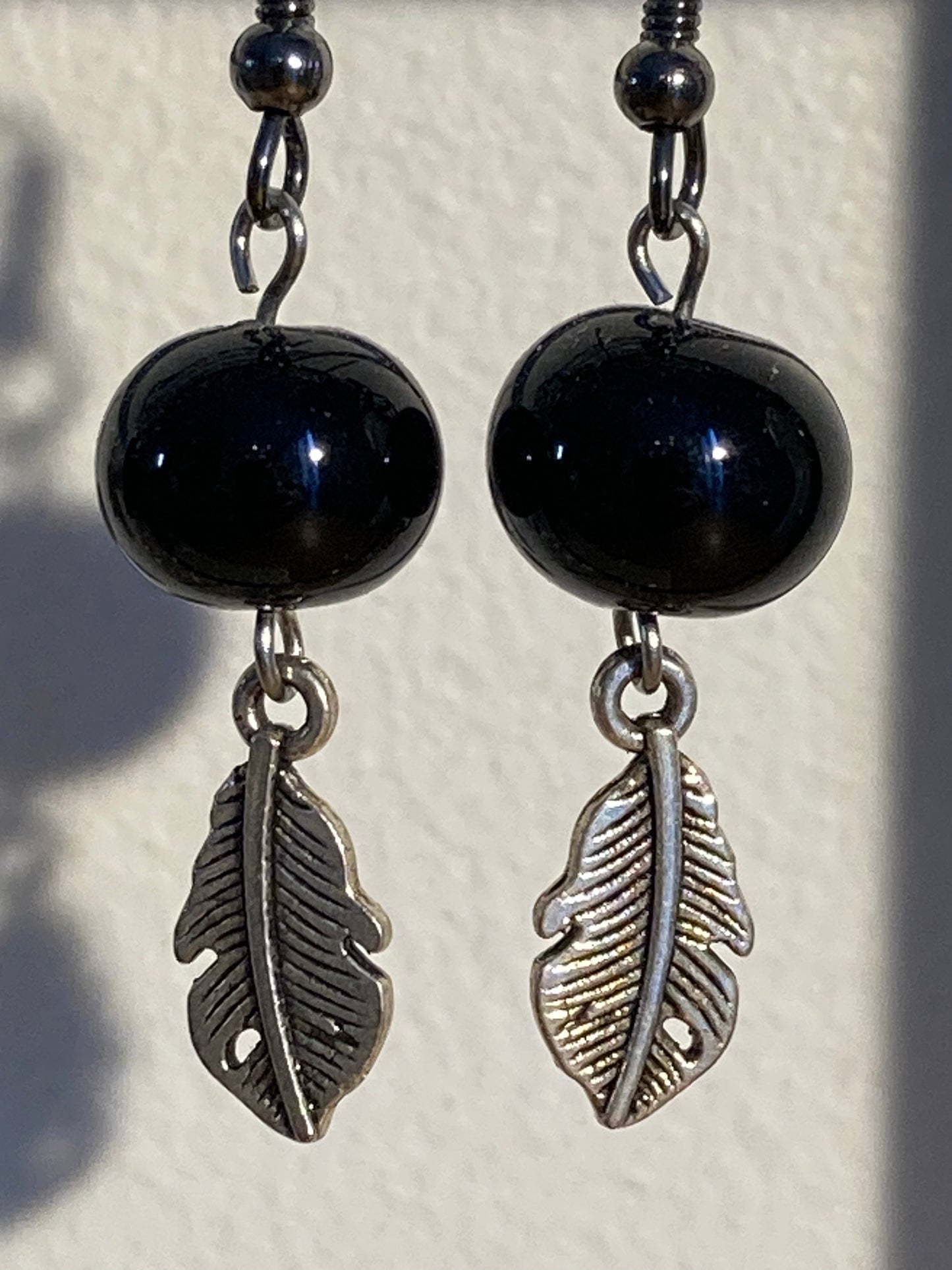Boucles d'oreilles perles noires avec plume