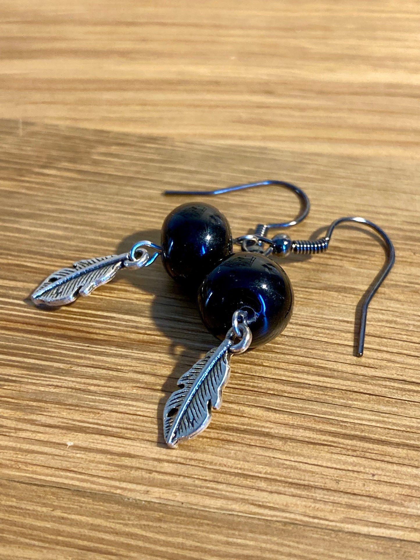 Boucles d'oreilles perles noires avec plume