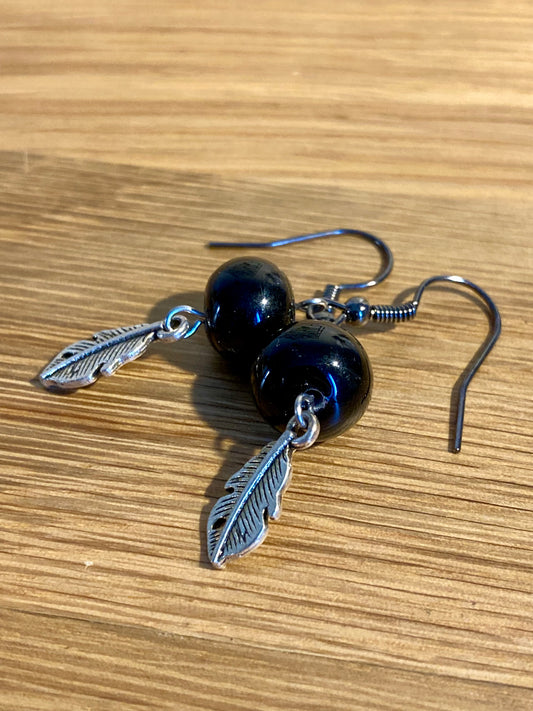 Boucles d'oreilles perles noires avec plume