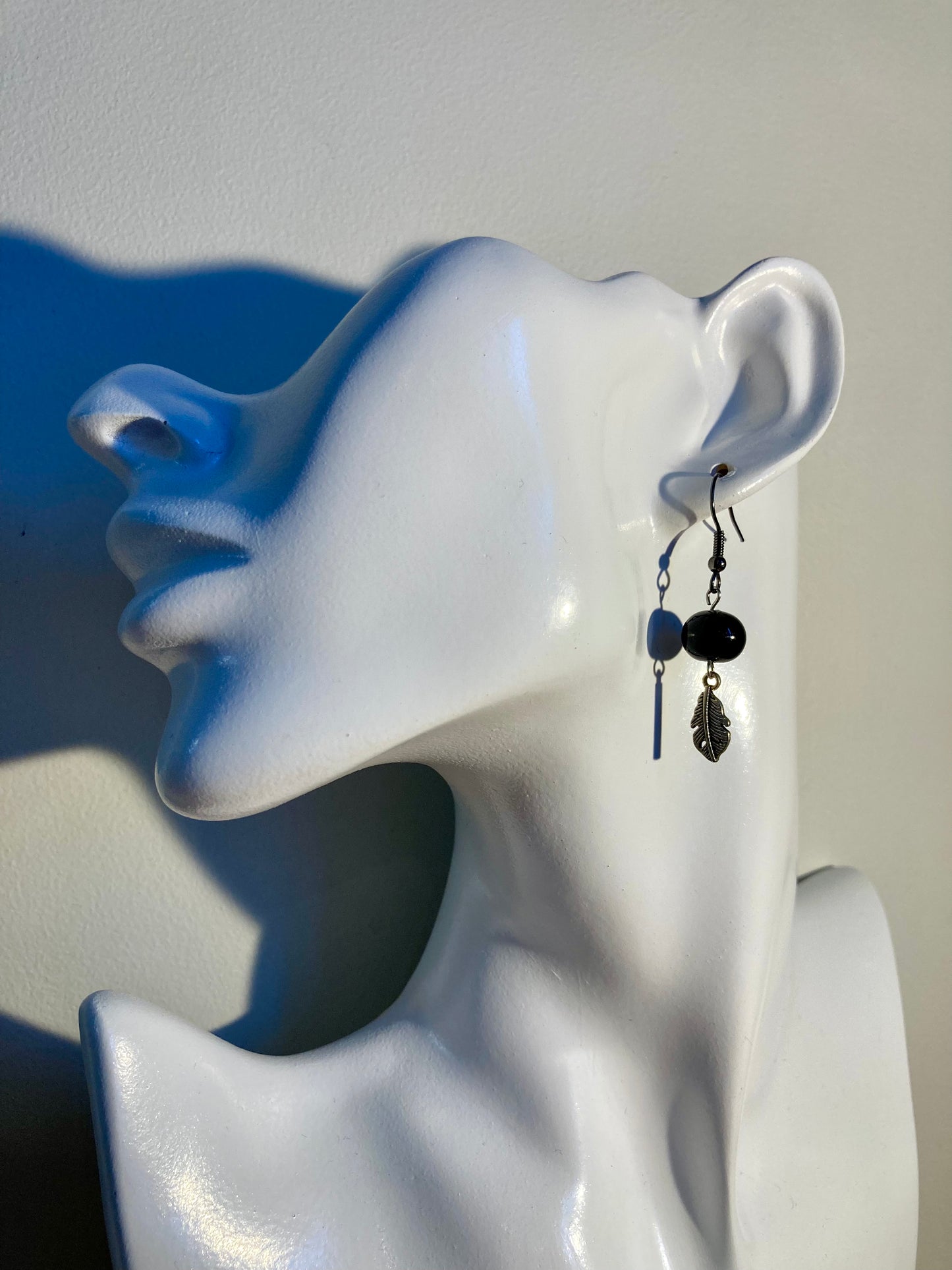 Boucles d'oreilles perles noires avec plume