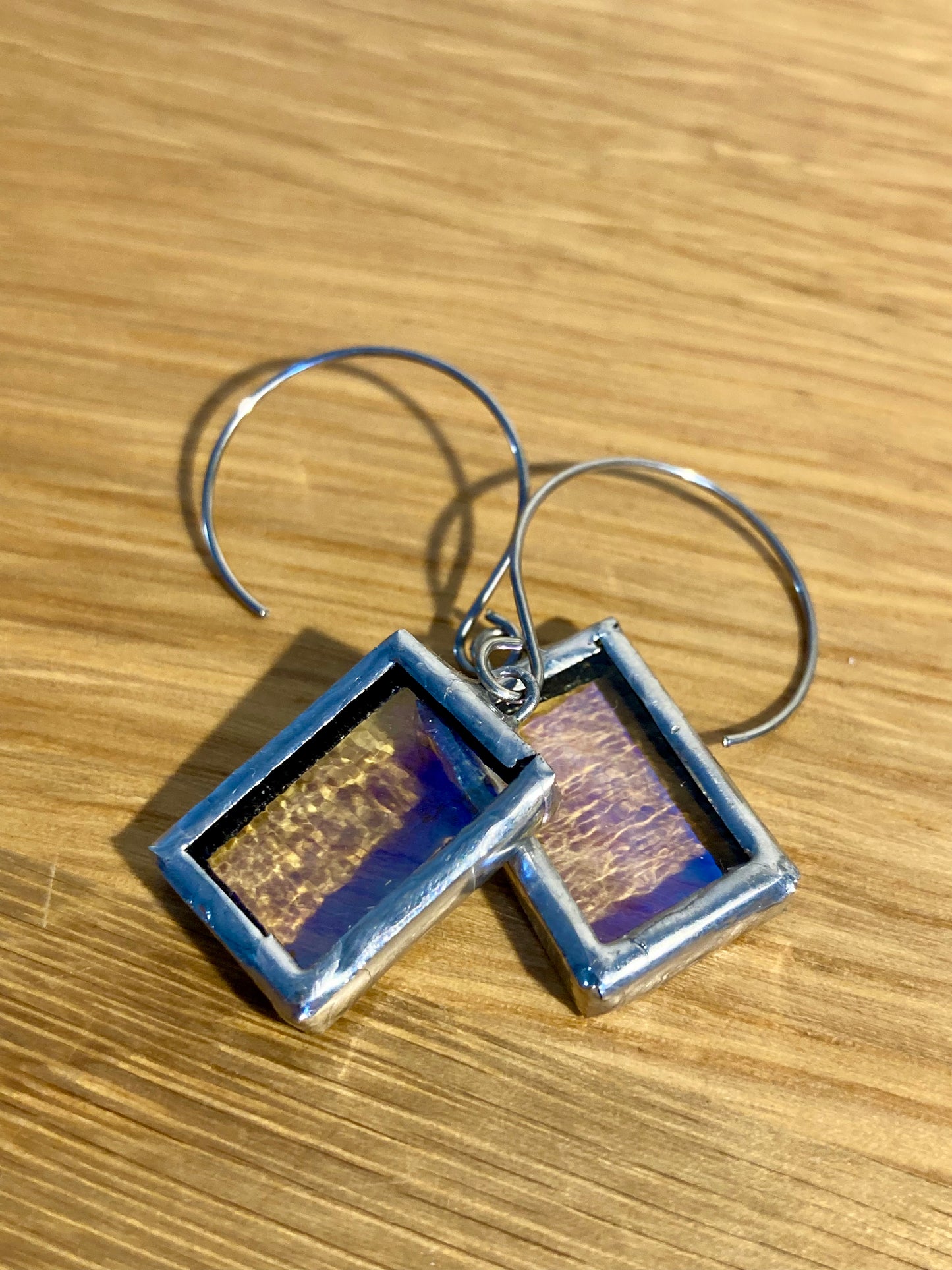 Boucles d'oreilles rectangulaires en verre irisé