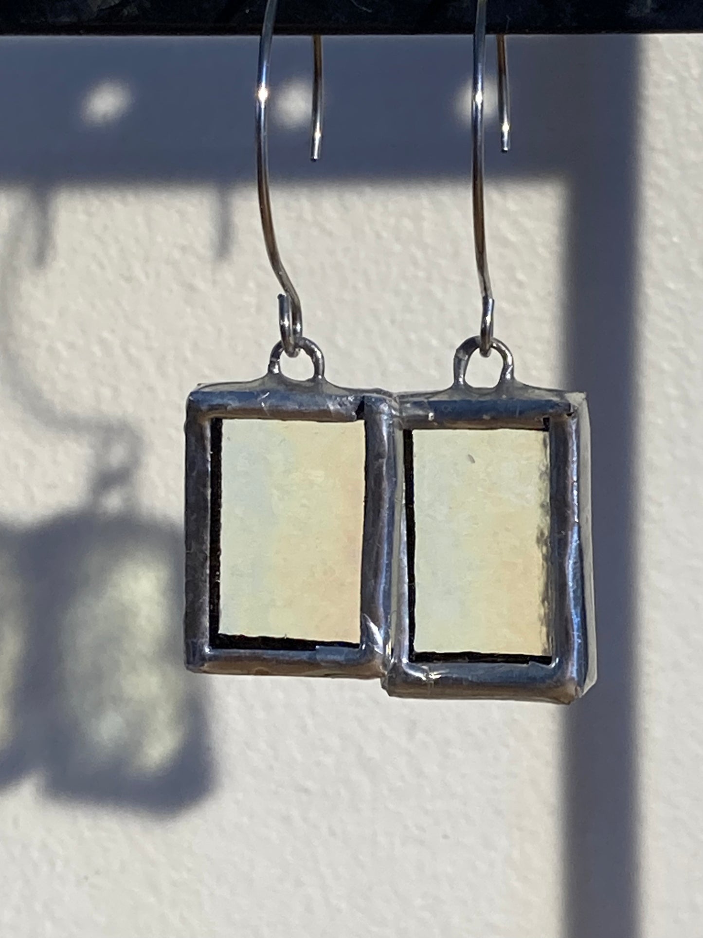 Boucles d'oreilles rectangulaires en verre irisé