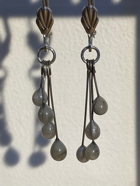 Boucles d'oreilles grises en gouttes de verre