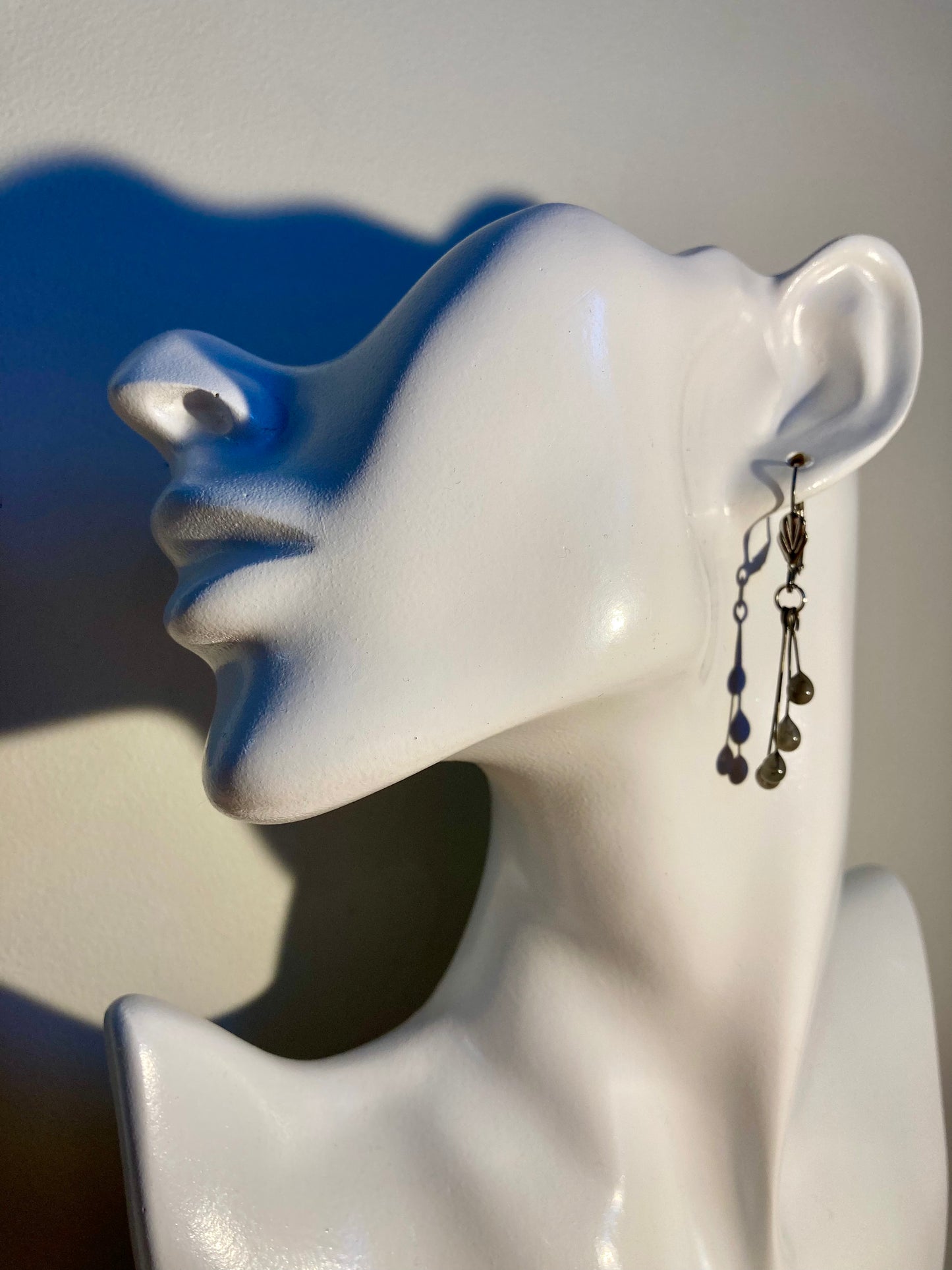 Boucles d'oreilles grises en gouttes de verre