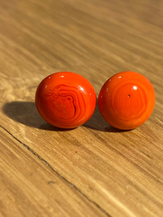 Puces en verre orange opaque de grande taille