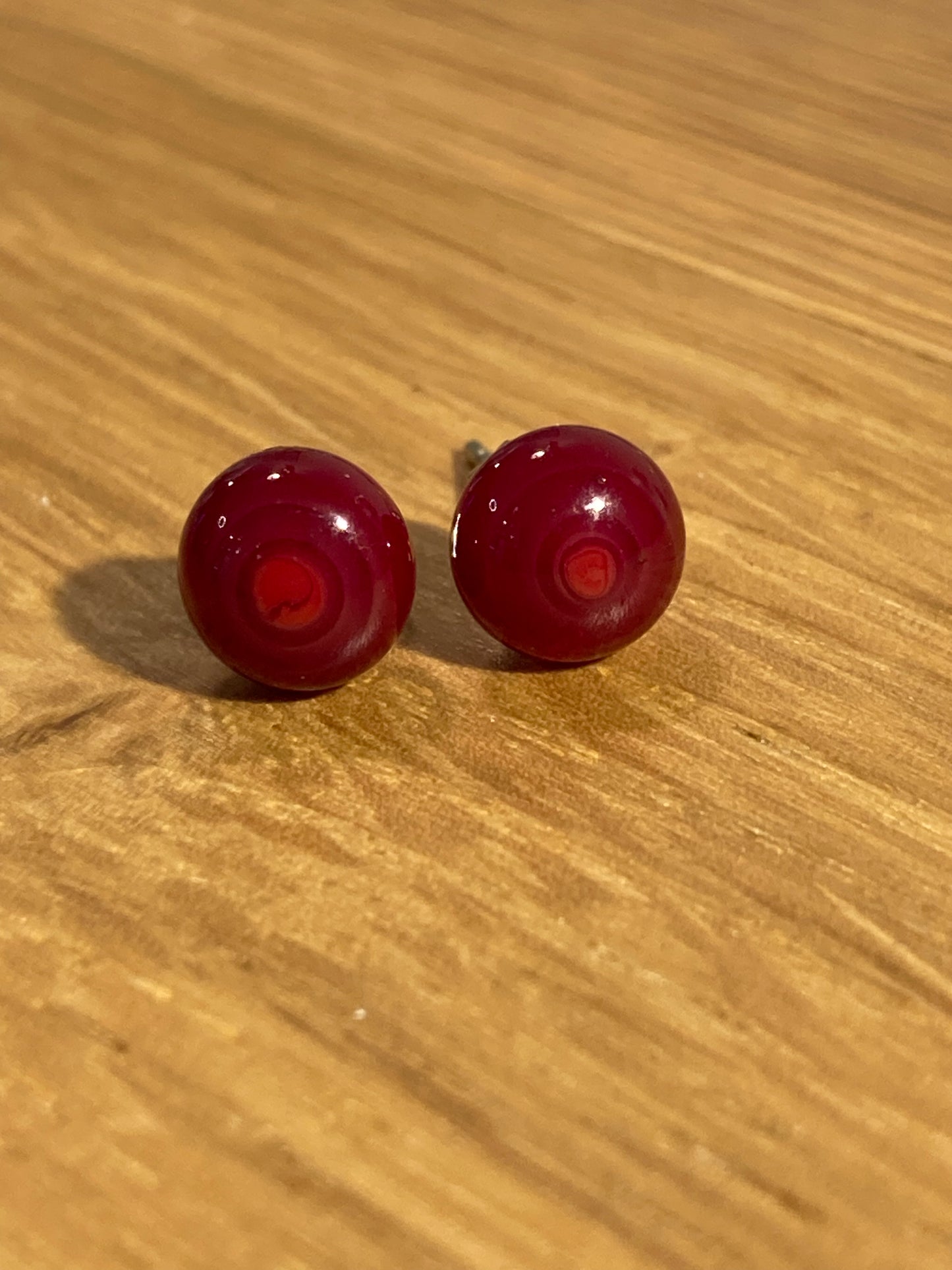 Puces rouge grenade sur tige inox