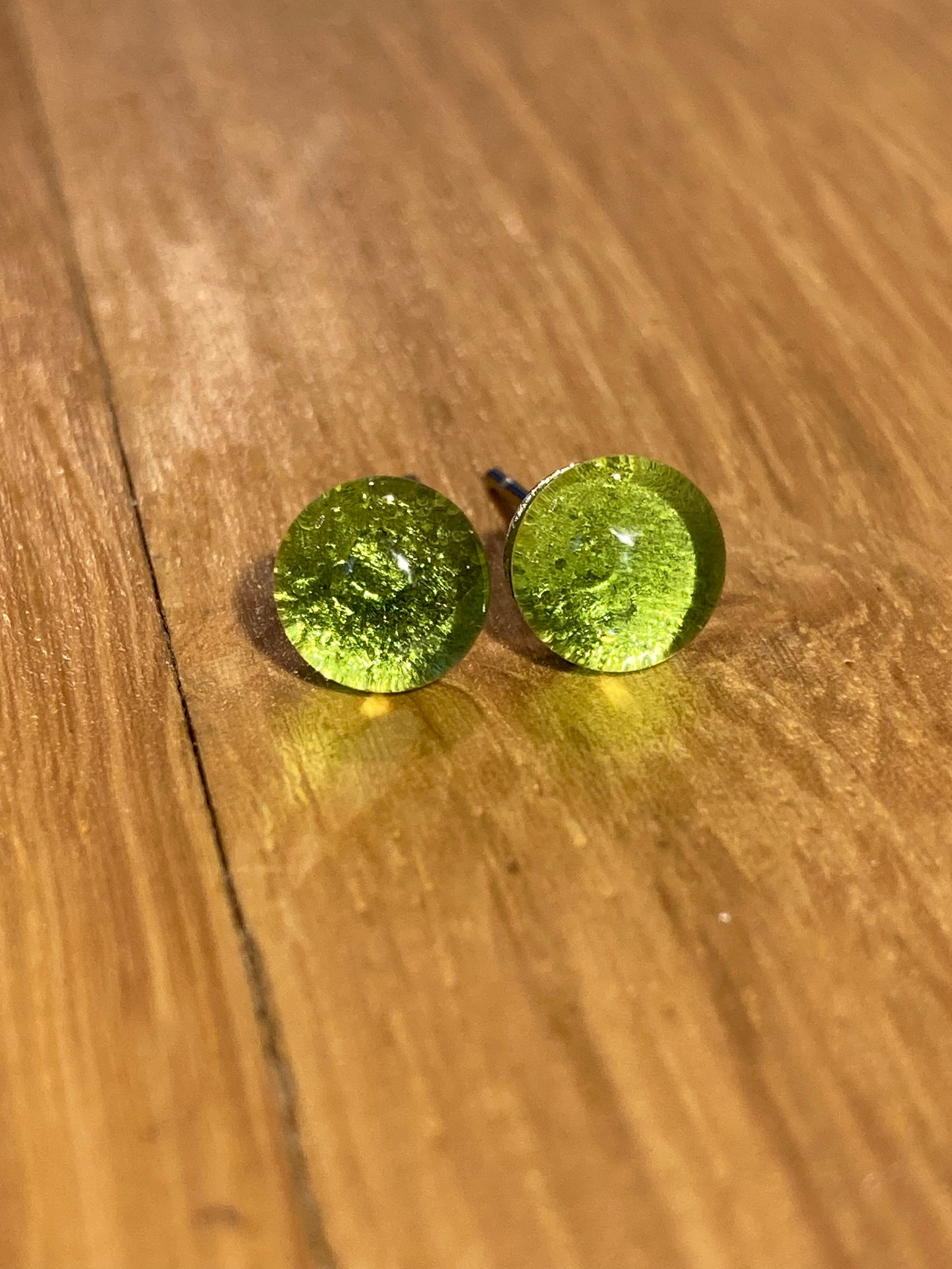 Puces vert tendre  en verre de petite taille