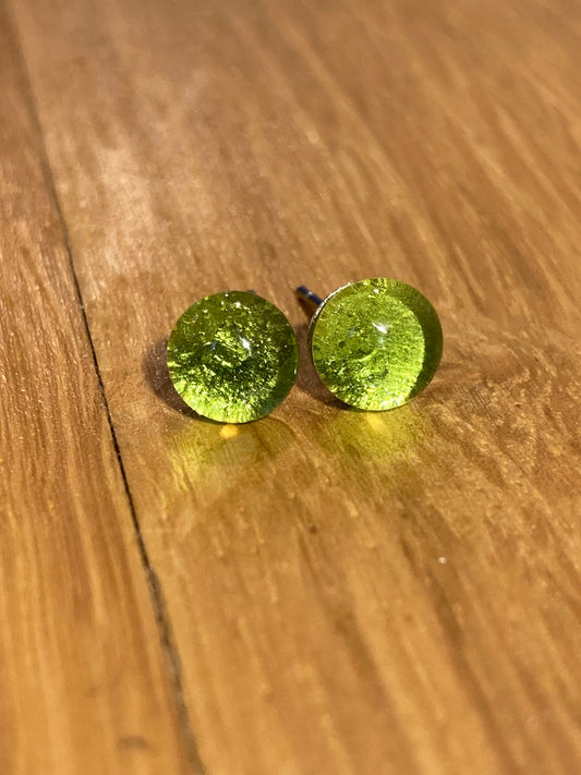 Puces vert tendre  en verre de petite taille