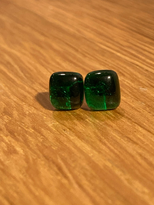 Puces carrées vert sapin en verre de petite taille
