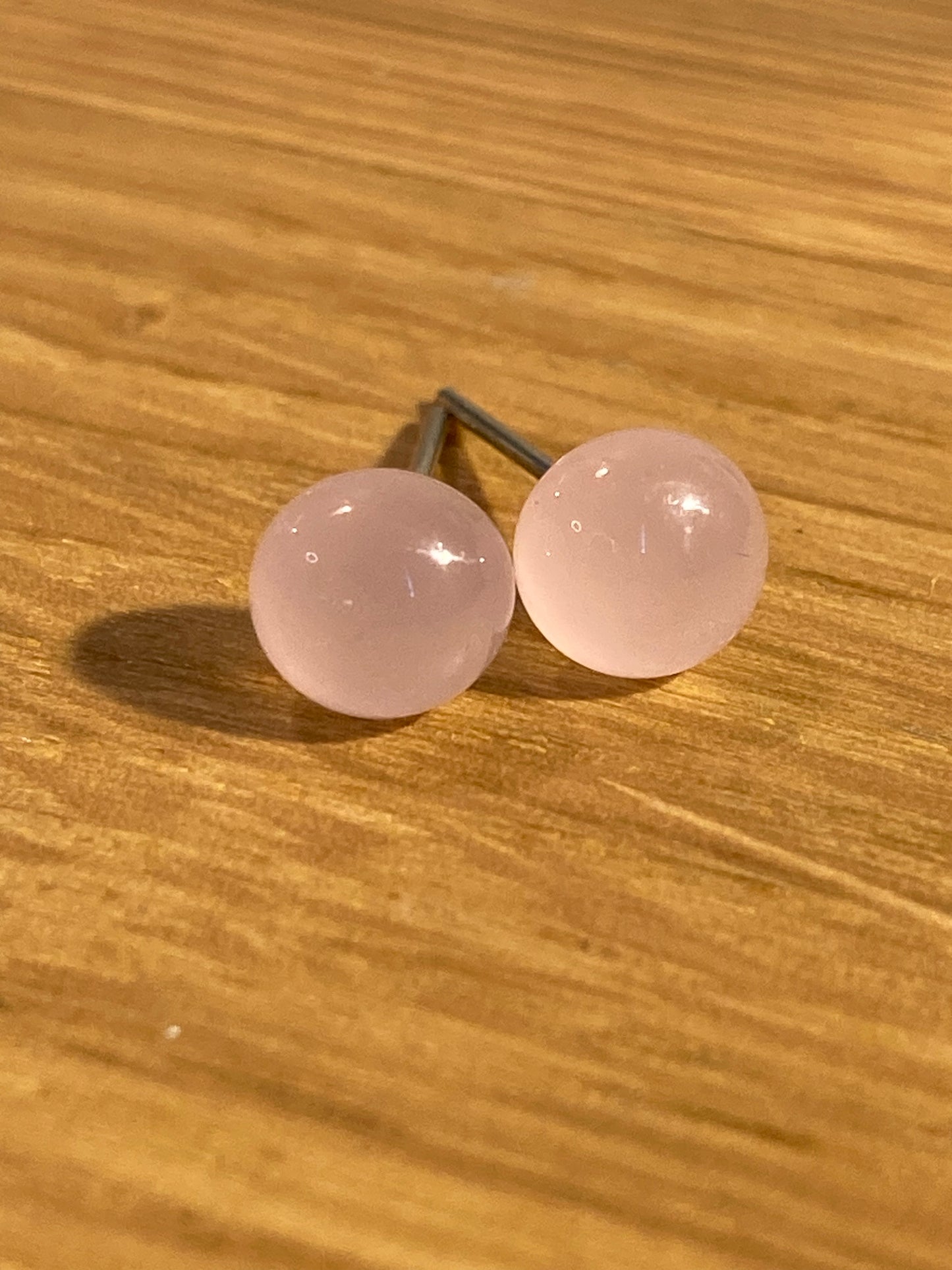 Puces rose dragée sur tige inox de petite taille