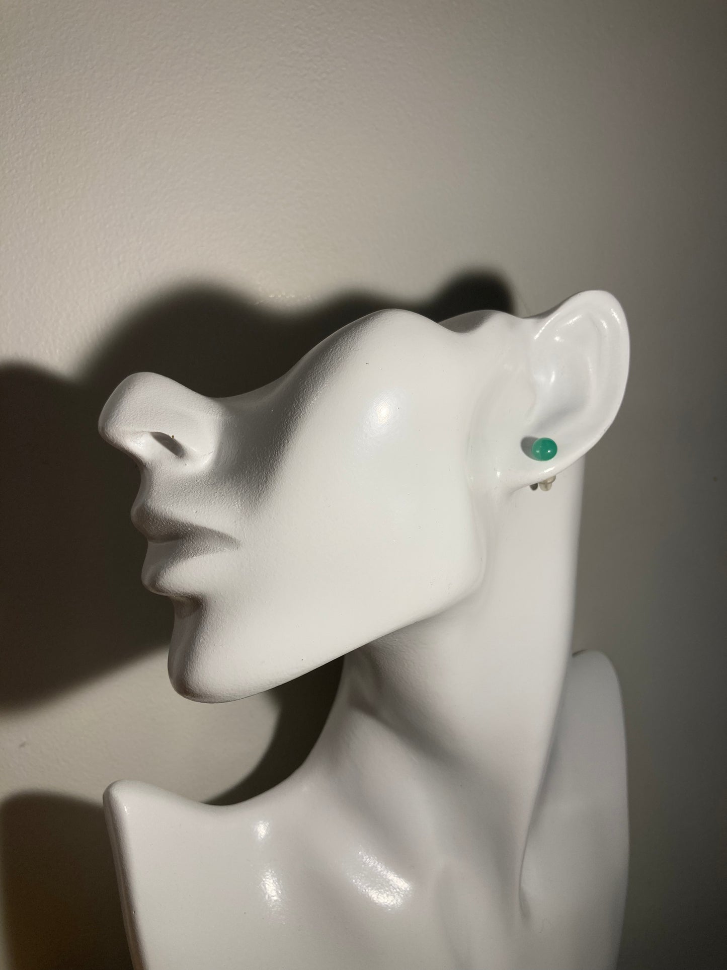 Puces vert emeraude  en verre de petite taille