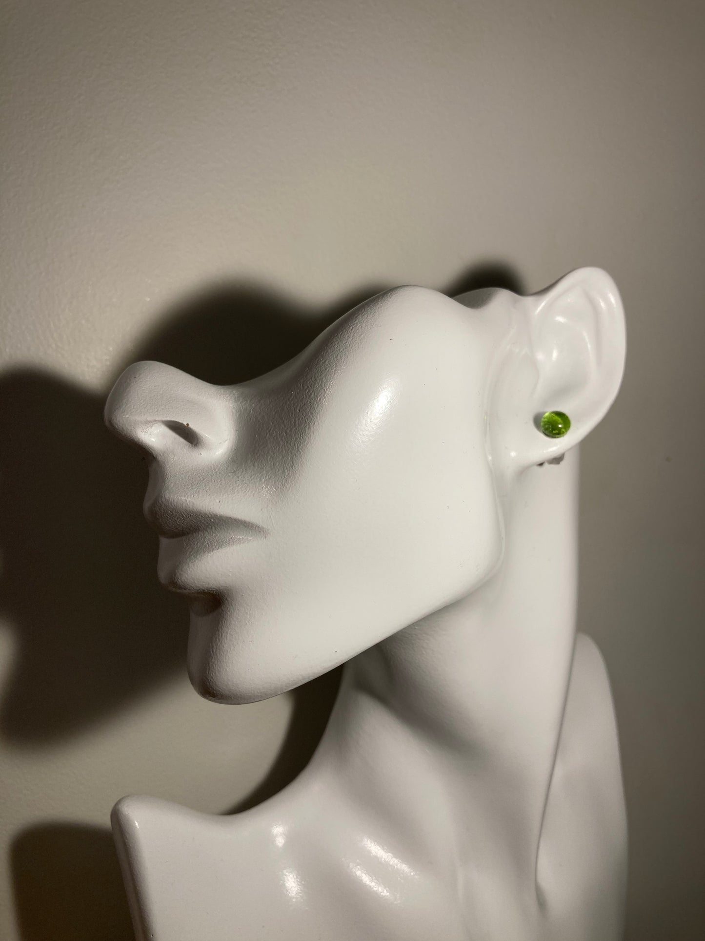 Puces vert tendre  en verre de petite taille