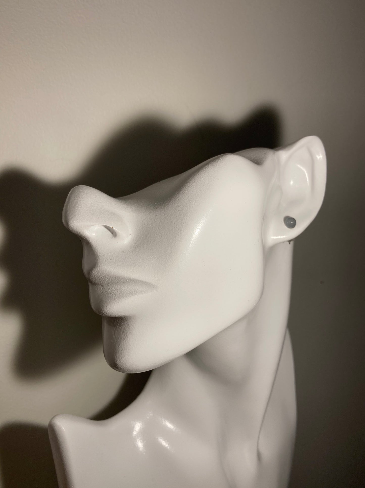Puces gris souris en verre de petite taille