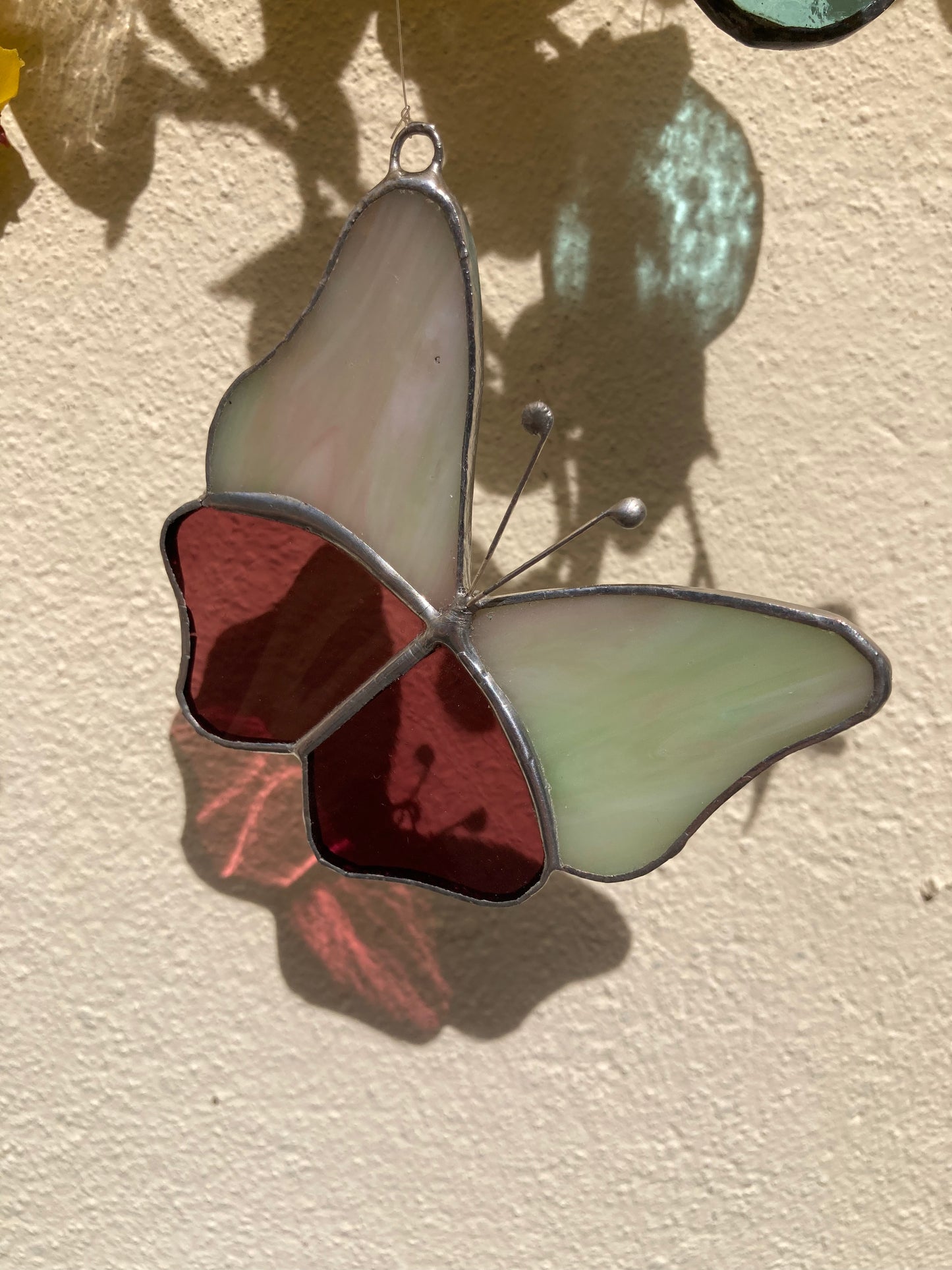 Papillon en vitrail blanc et rose