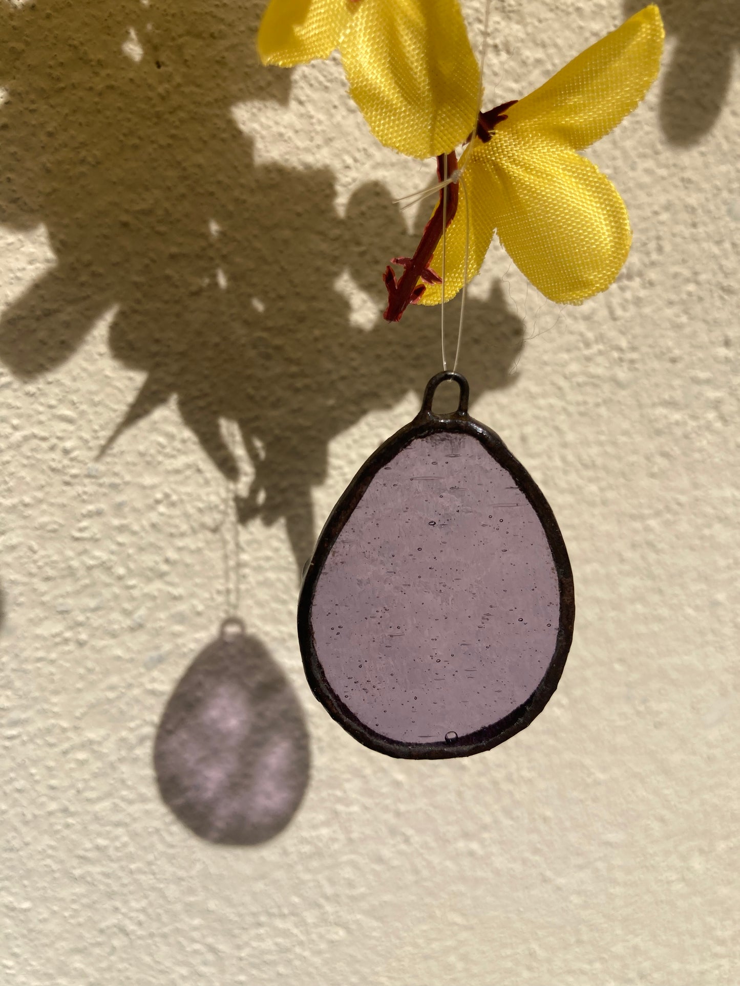 Œuf en verre violet à suspendre