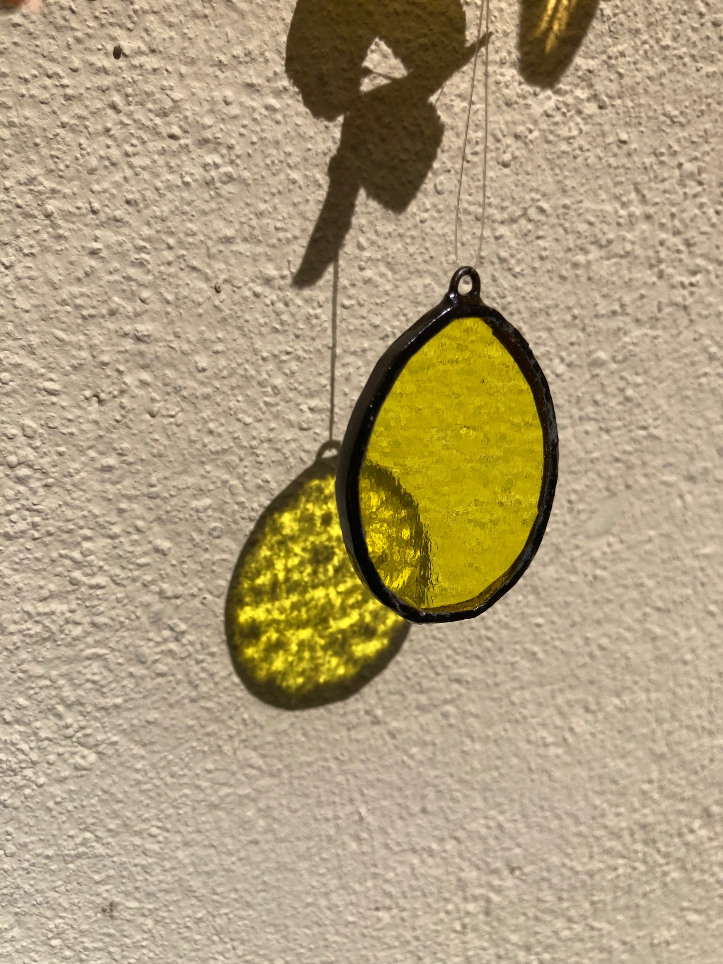 Œuf en verre jaune à suspendre