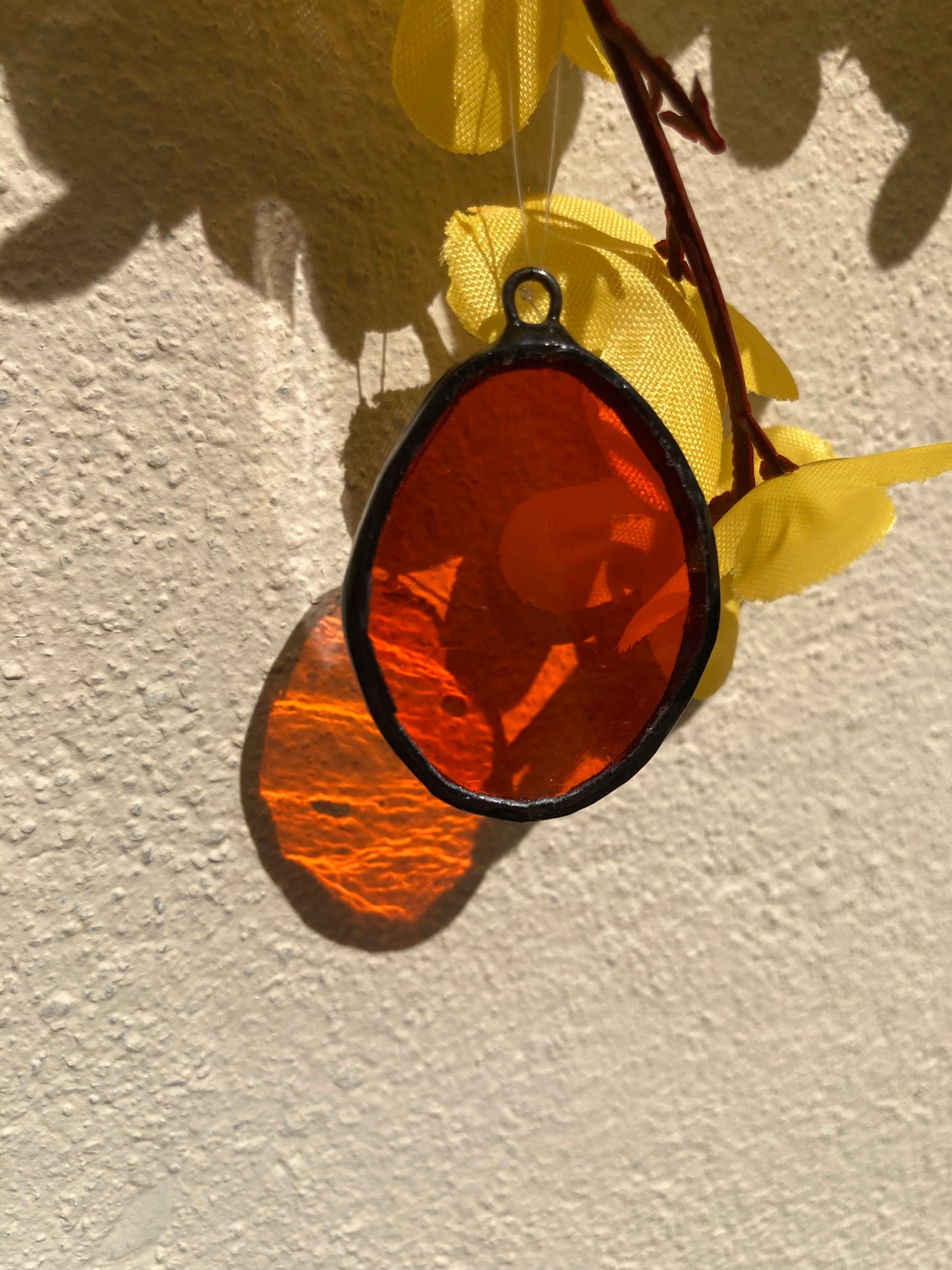 Œuf en verre rouge à suspendre