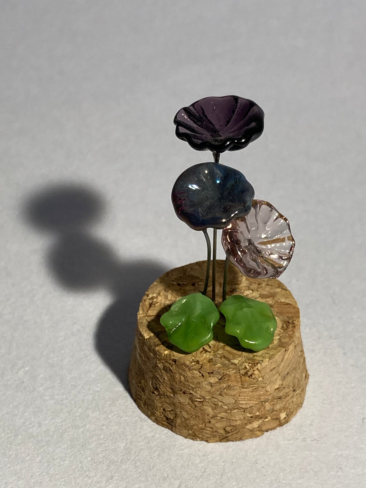 Fleurs violettes en verre sous cloches