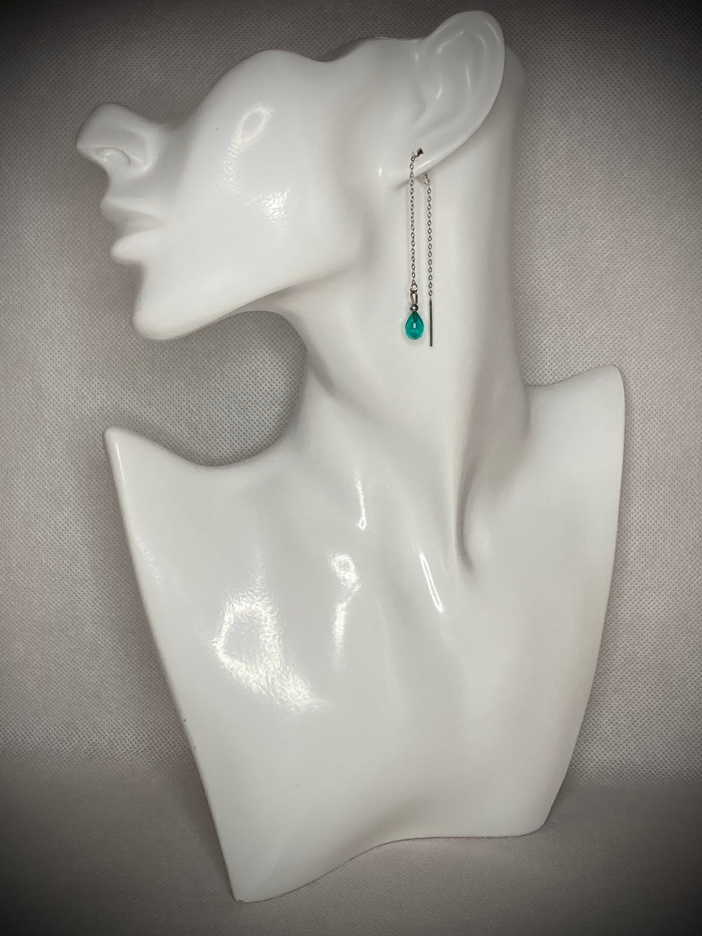 Boucle d'oreille goutte de verre bleu turquoise sur chainette