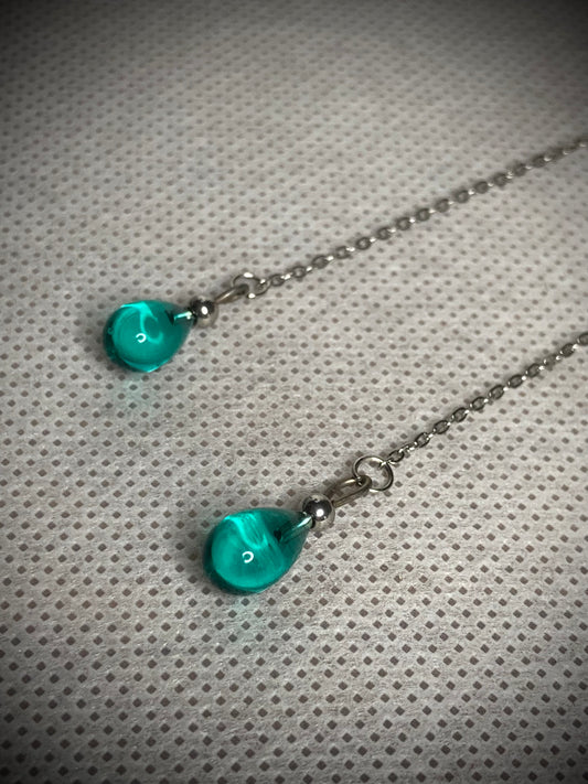 Boucle d'oreille goutte de verre bleu turquoise sur chainette