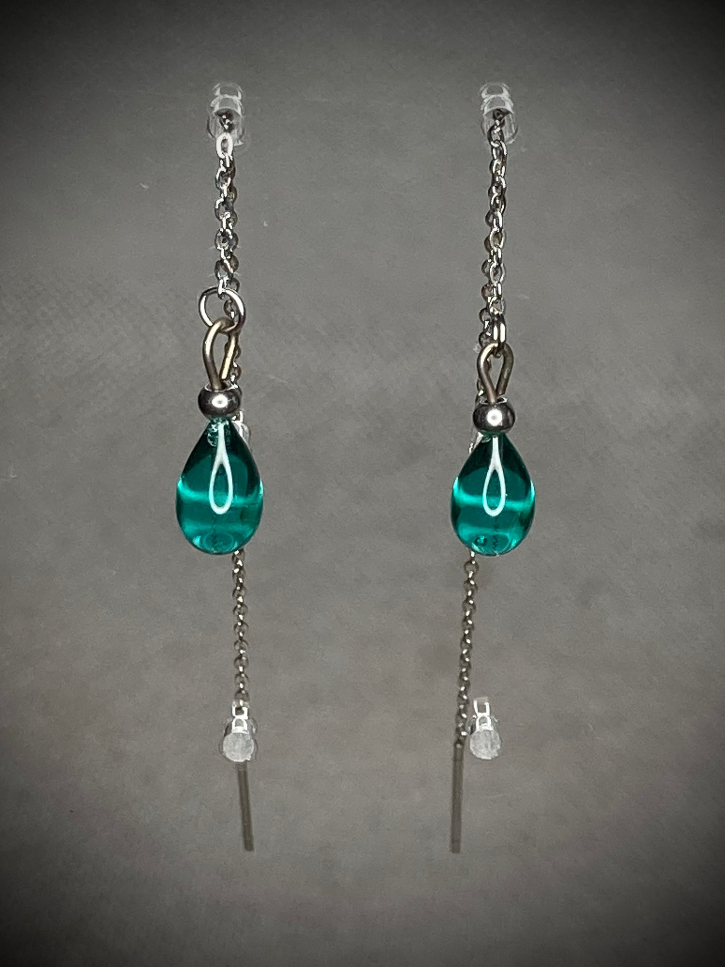 Boucle d'oreille goutte de verre bleu turquoise sur chainette