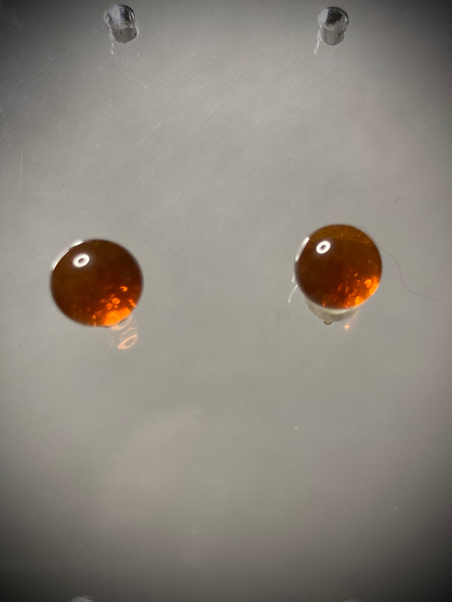 Puce de couleur ambre foncé en verre