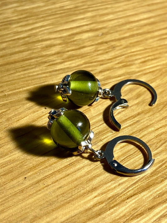 Boucles d'oreilles pendantes vert olive