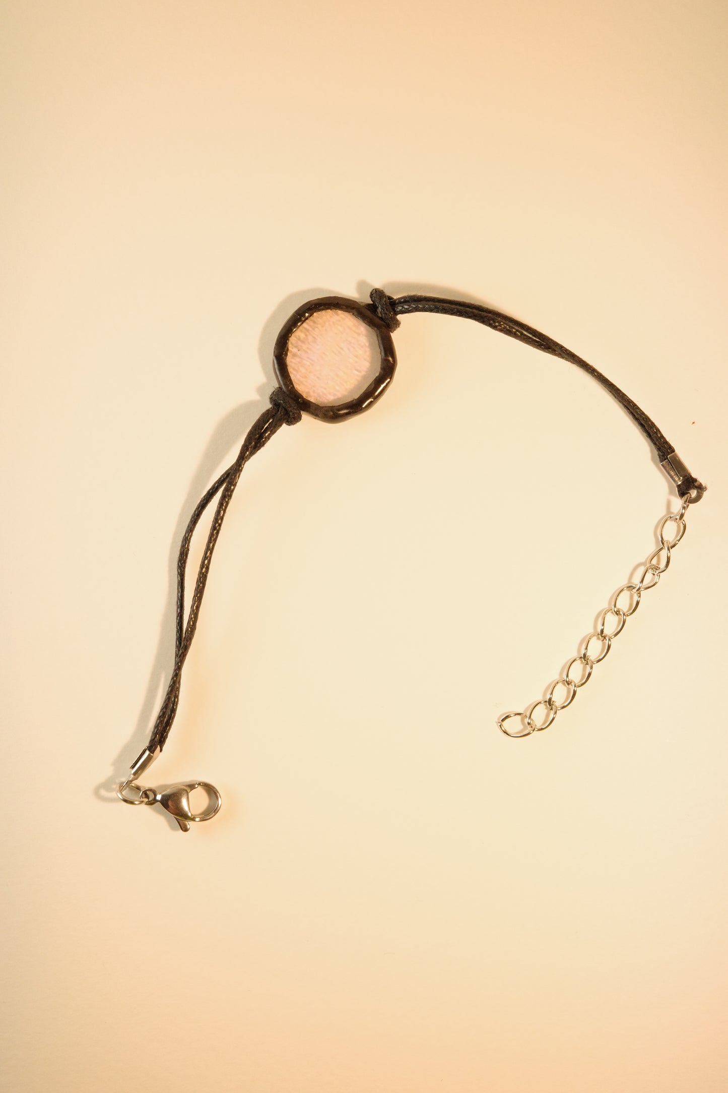 Bracelet transparent irisé en vitrail rond