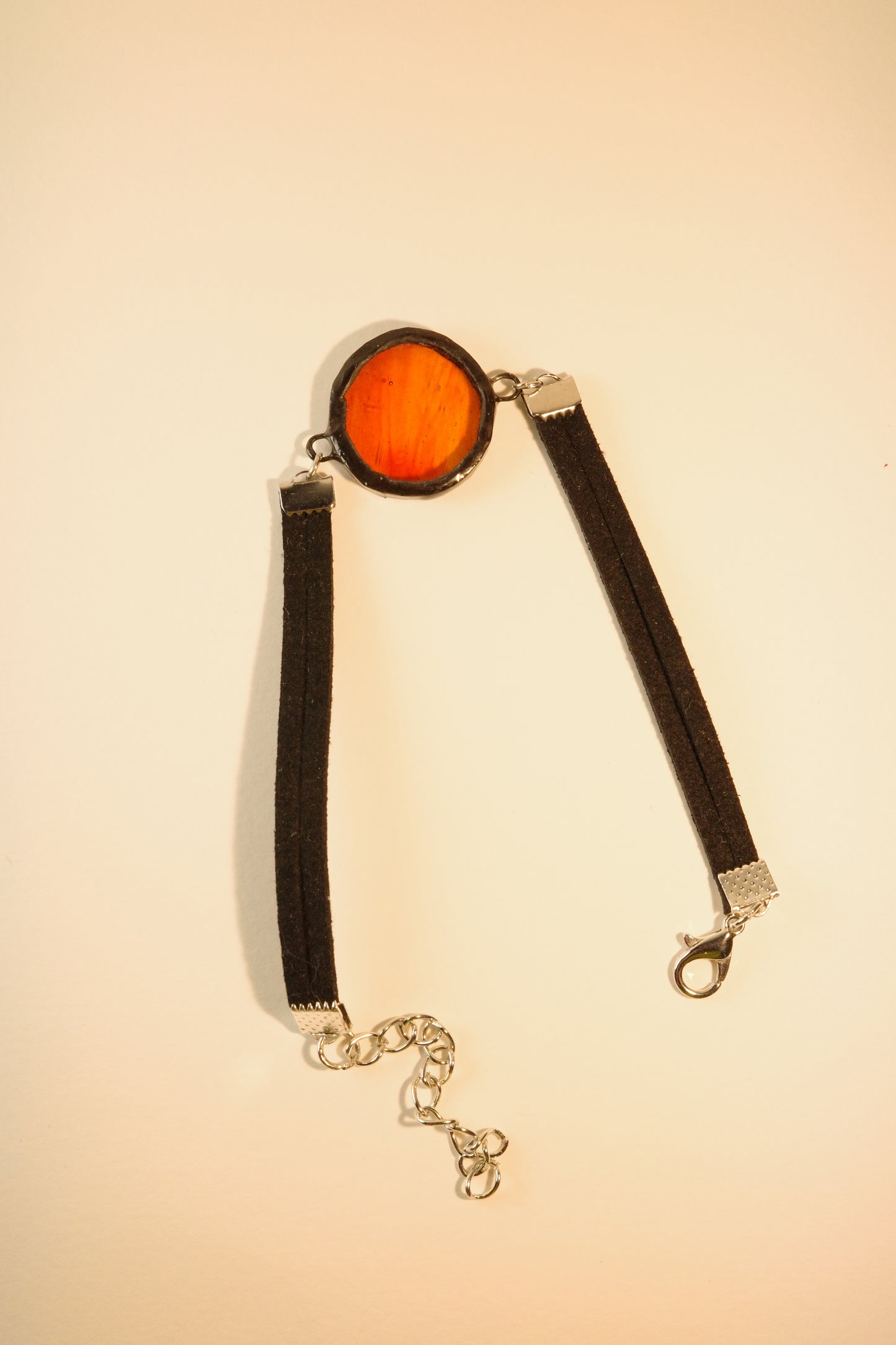 Bracelet rouge-orangé en vitrail rond