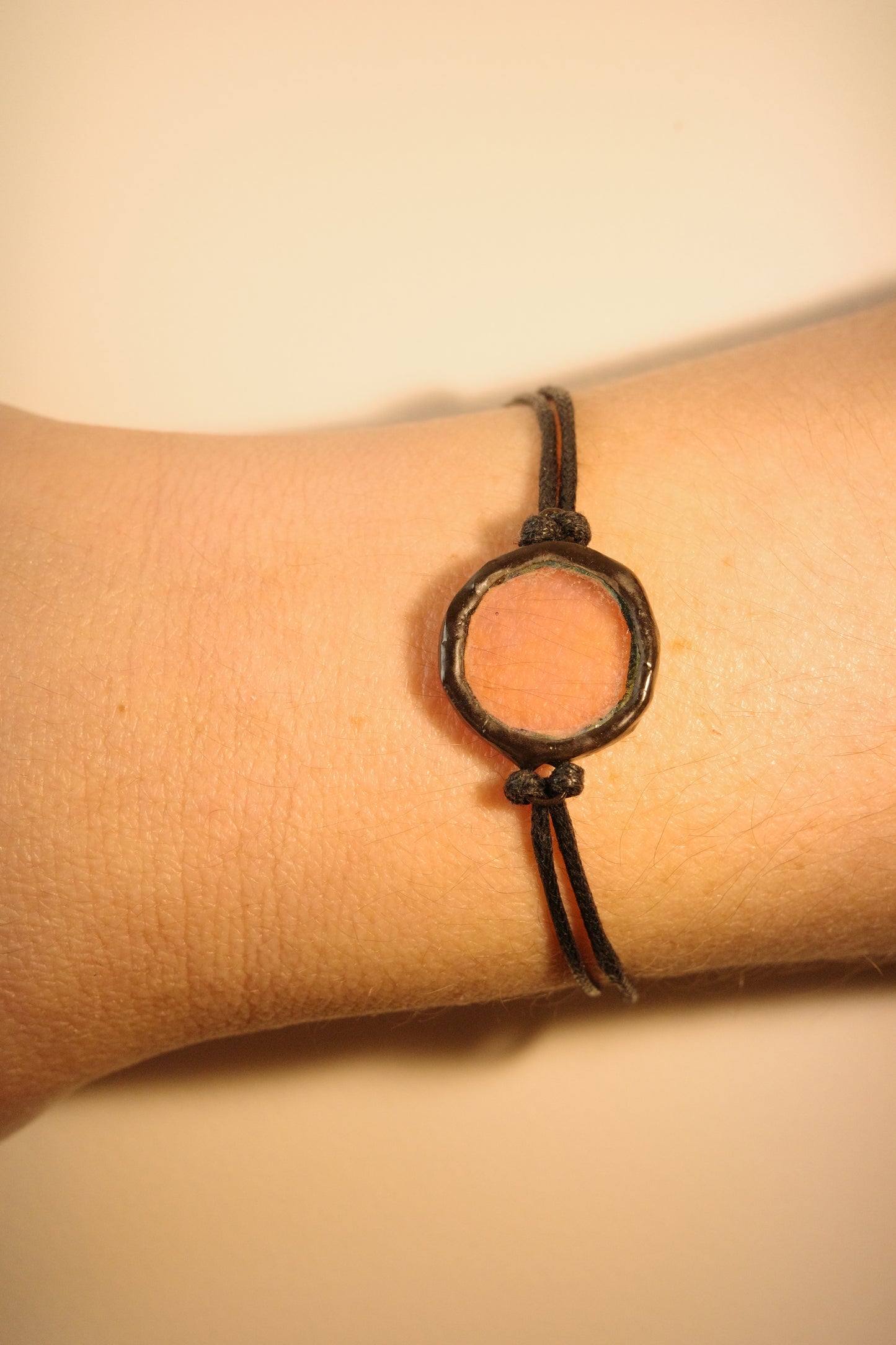 Bracelet transparent irisé en vitrail rond