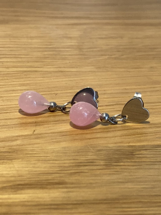 Boucle d'oreille goutte de verre rose opaline et coeur