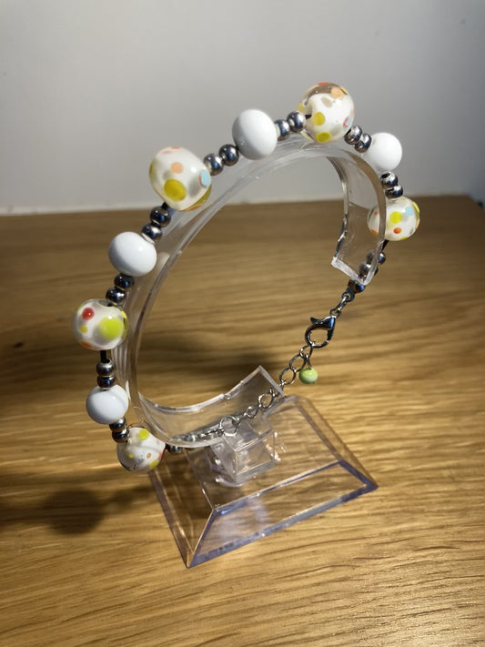 Bracelet en perles de verre blanches et pois multicolores